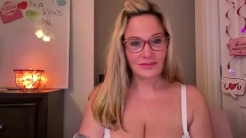 Snapshot of milf_goddess chatting on 02/09/25, 09:05 MIlf Goddess online show from 02/09/25, 09:05