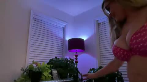 Snapshot of milf_goddess chatting on 09/25/25, 07:23 MIlf Goddess online show from 09/25/25, 07:23