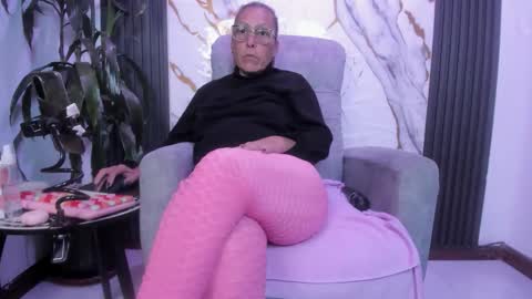 Snapshot of milf_sikiu chatting on 05/31/26, 11:17 milf sikiu online show from 05/31/26, 11:17