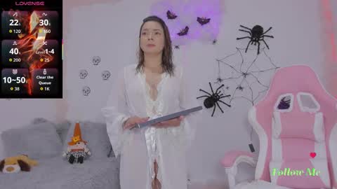 Aura  online show from 10/26/25, 02:50