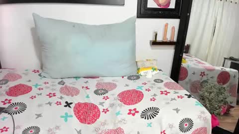 Snapshot of milfhotmature chatting on 02/14/25, 02:33 laura online show from 02/14/25, 02:33