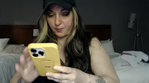 Snapshot of milfmonee chatting on 05/06/26, 01:05 MILF Monee online show from 05/06/26, 01:05