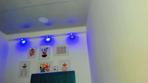 Snapshot of milk_candy16 chatting on 12/14/25, 10:31 S O F I A online show from 12/14/25, 10:31