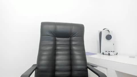 Snapshot of milkykandy chatting on 12/11/24, 04:20 Livia online show from 12/11/24, 04:20