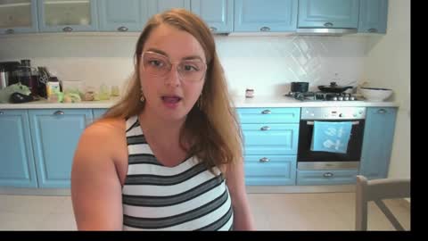 Snapshot of milkykandy chatting on 09/13/25, 10:15 Livia online show from 09/13/25, 10:15