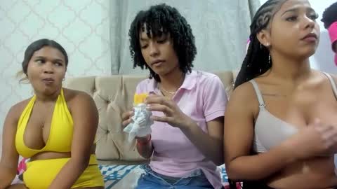 Snapshot of milkylove_19_ chatting on 10/17/25, 01:03 milkylove_19_ online show from 10/17/25, 01:03