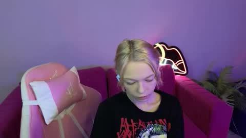 Snapshot of millaholt chatting on 09/13/25, 01:38 Hello  Im Mila online show from 09/13/25, 01:38