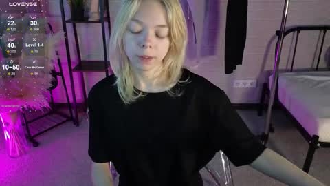 Snapshot of millaholt chatting on 10/01/25, 01:44 Hello  Im Mila online show from 10/01/25, 01:44