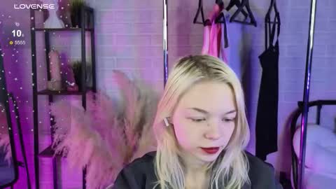 Snapshot of millaholt chatting on 11/10/25, 08:13 Hello Im Mila online show from 11/10/25, 08:13
