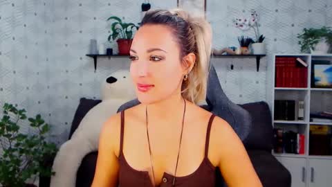 MillaXQueen online show from 10/24/25, 04:25