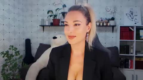 MillaXQueen online show from 06/07/26, 10:08