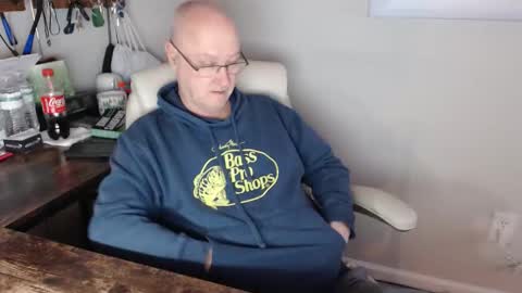 Snapshot of millenium0129 chatting on 12/23/25, 01:58 millenium0129 online show from 12/23/25, 01:58