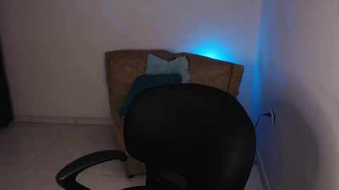 Snapshot of millyx_ chatting on 05/18/26, 11:21 Emily online show from 05/18/26, 11:21