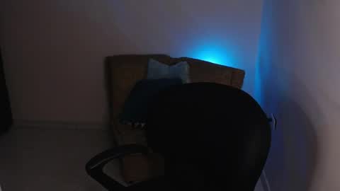 Snapshot of millyx_ chatting on 05/30/26, 04:48 Emily online show from 05/30/26, 04:48