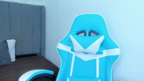 Snapshot of miluuu18 chatting on 12/15/24, 12:07 Miluu online show from 12/15/24, 12:07