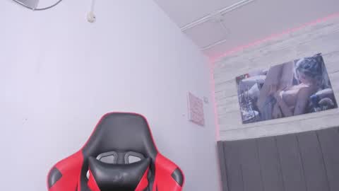 Snapshot of miluuu18 chatting on 01/10/25, 11:50 Miluu online show from 01/10/25, 11:50