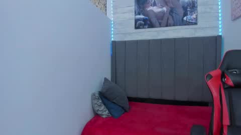 Snapshot of miluuu18 chatting on 01/14/25, 12:43 Miluu online show from 01/14/25, 12:43