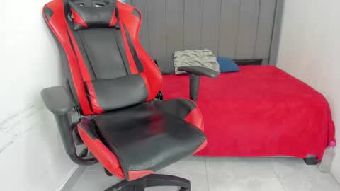 Snapshot of miluuu18 chatting on 01/15/25, 12:41 Miluu online show from 01/15/25, 12:41