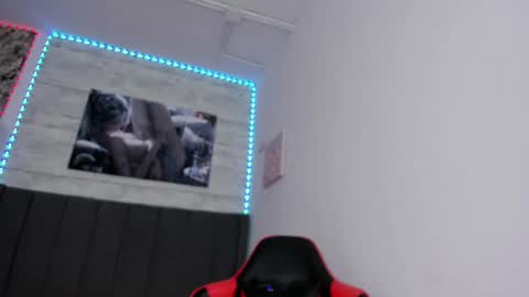 Snapshot of miluuu18 chatting on 02/14/25, 03:22 Miluu online show from 02/14/25, 03:22