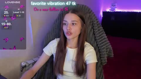 Snapshot of milyamess chatting on 10/15/25, 07:03 Emily online show from 10/15/25, 07:03