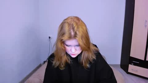 Snapshot of mina27372 chatting on 11/26/25, 01:50 hi Im Mina online show from 11/26/25, 01:50