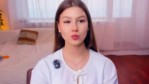 Snapshot of minditrelles chatting on 10/15/25, 07:19 Mindi online show from 10/15/25, 07:19