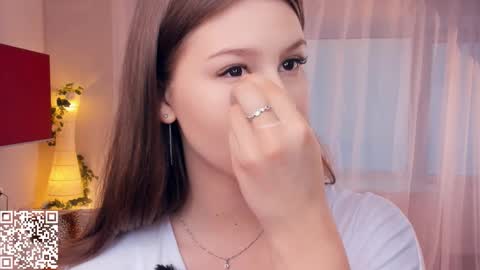 Snapshot of minditrelles chatting on 10/25/25, 07:16 Mindi online show from 10/25/25, 07:16