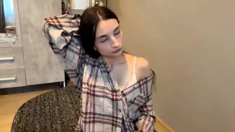 Emilia online show from 10/02/25, 04:52