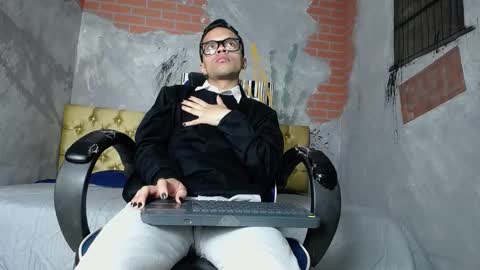 Snapshot of minho_reyes chatting on 11/28/25, 01:03 Minho Reyes online show from 11/28/25, 01:03