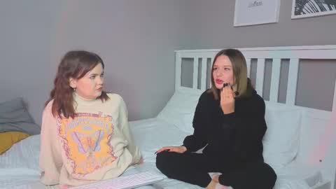 Snapshot of mini_bunny_mini chatting on 09/15/25, 05:29 KarinaLeila online show from 09/15/25, 05:29