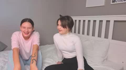 Snapshot of mini_bunny_mini chatting on 09/16/25, 05:30 KarinaLeila online show from 09/16/25, 05:30