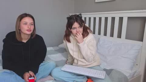 Snapshot of mini_bunny_mini chatting on 09/18/25, 06:04 KarinaLeila online show from 09/18/25, 06:04