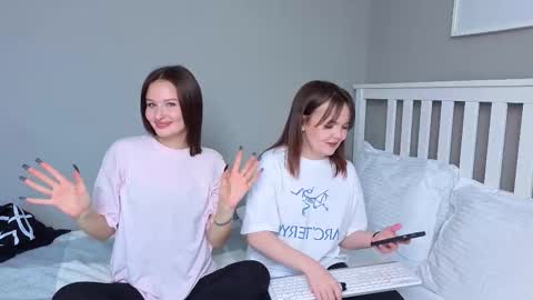 Snapshot of mini_bunny_mini chatting on 09/24/25, 06:28 KarinaLeila online show from 09/24/25, 06:28