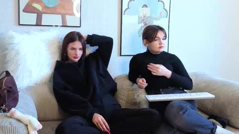 Snapshot of mini_bunny_mini chatting on 09/26/25, 06:06 KarinaLeila online show from 09/26/25, 06:06