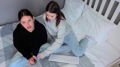 Snapshot of mini_bunny_mini chatting on 09/30/25, 06:29 KarinaLeila online show from 09/30/25, 06:29