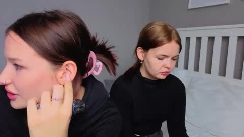 Snapshot of mini_bunny_mini chatting on 10/10/25, 06:01 KarinaLeila online show from 10/10/25, 06:01