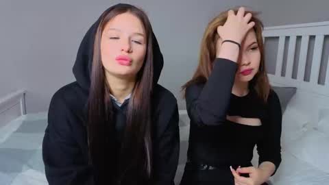 Snapshot of mini_bunny_mini chatting on 10/15/25, 06:13 KarinaLeila online show from 10/15/25, 06:13