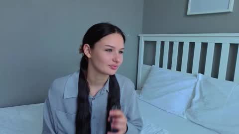 Snapshot of mini_bunny_mini chatting on 10/24/25, 06:54 KarinaLeila online show from 10/24/25, 06:54