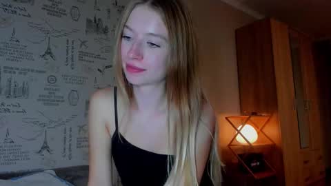 Snapshot of minidiva_ chatting on 09/22/25, 06:21 Amelia online show from 09/22/25, 06:21