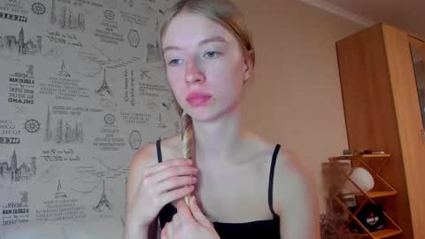 Snapshot of minidiva_ chatting on 09/23/25, 05:05 Amelia online show from 09/23/25, 05:05