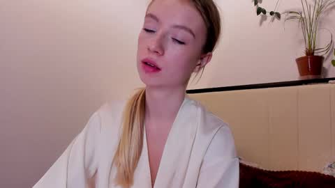 Snapshot of minidiva_ chatting on 11/15/25, 09:43 Amelia online show from 11/15/25, 09:43