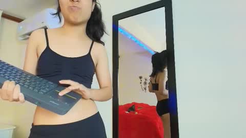 minilove_01 online show from 09/29/25, 12:21