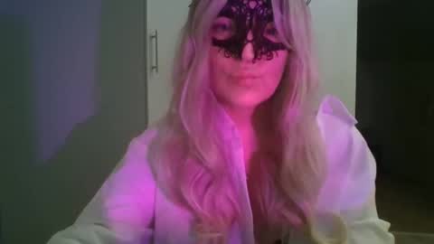 Snapshot of mionerra chatting on 11/17/25, 04:57 Margo online show from 11/17/25, 04:57