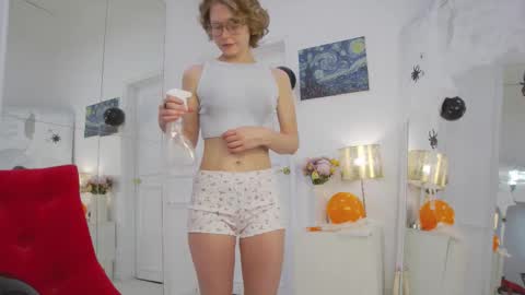 Snapshot of mira_marni chatting on 10/31/25, 11:11 mira_marni online show from 10/31/25, 11:11