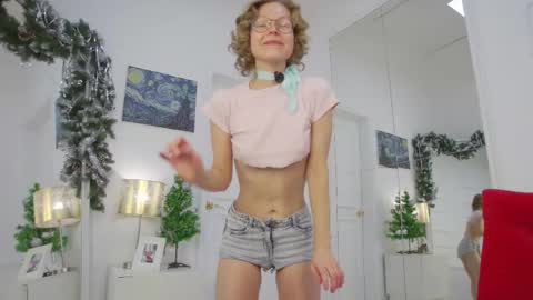 Snapshot of mira_marni chatting on 12/15/25, 11:14 mira_marni online show from 12/15/25, 11:14