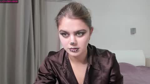 Snapshot of miraa_m chatting on 10/31/25, 10:00 Mira online show from 10/31/25, 10:00