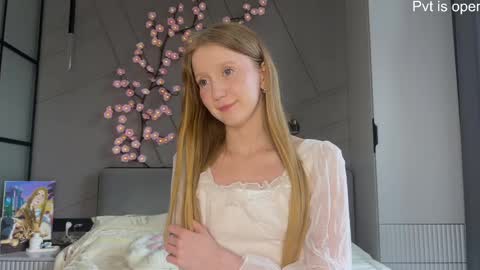 Snapshot of mirajuicyjune chatting on 05/29/26, 04:32 Mira online show from 05/29/26, 04:32
