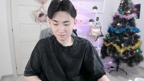 Snapshot of miram_yoo chatting on 12/25/24, 04:54              online show from 12/25/24, 04:54