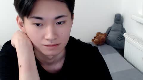 Snapshot of miram_yoo chatting on 10/15/25, 03:17              online show from 10/15/25, 03:17
