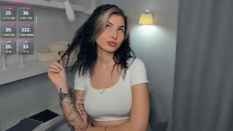 Snapshot of mirandabettman chatting on 11/14/25, 07:40 My name is Adele online show from 11/14/25, 07:40